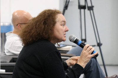 Fabíola Andréa Silva faz perguntas aos expositores durante o debate