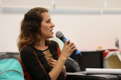 Participante do público faz perguntas aos expositores durante o debate