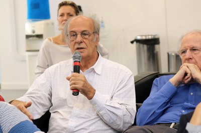 Luiz Bevilacqua faz perguntas ao expositor durante o debate