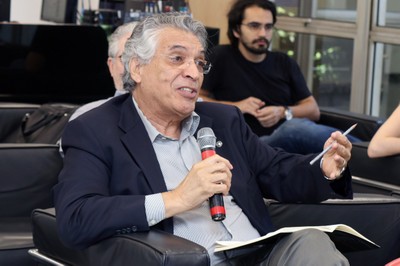 José Roberto Cardoso faz perguntas durante o debate