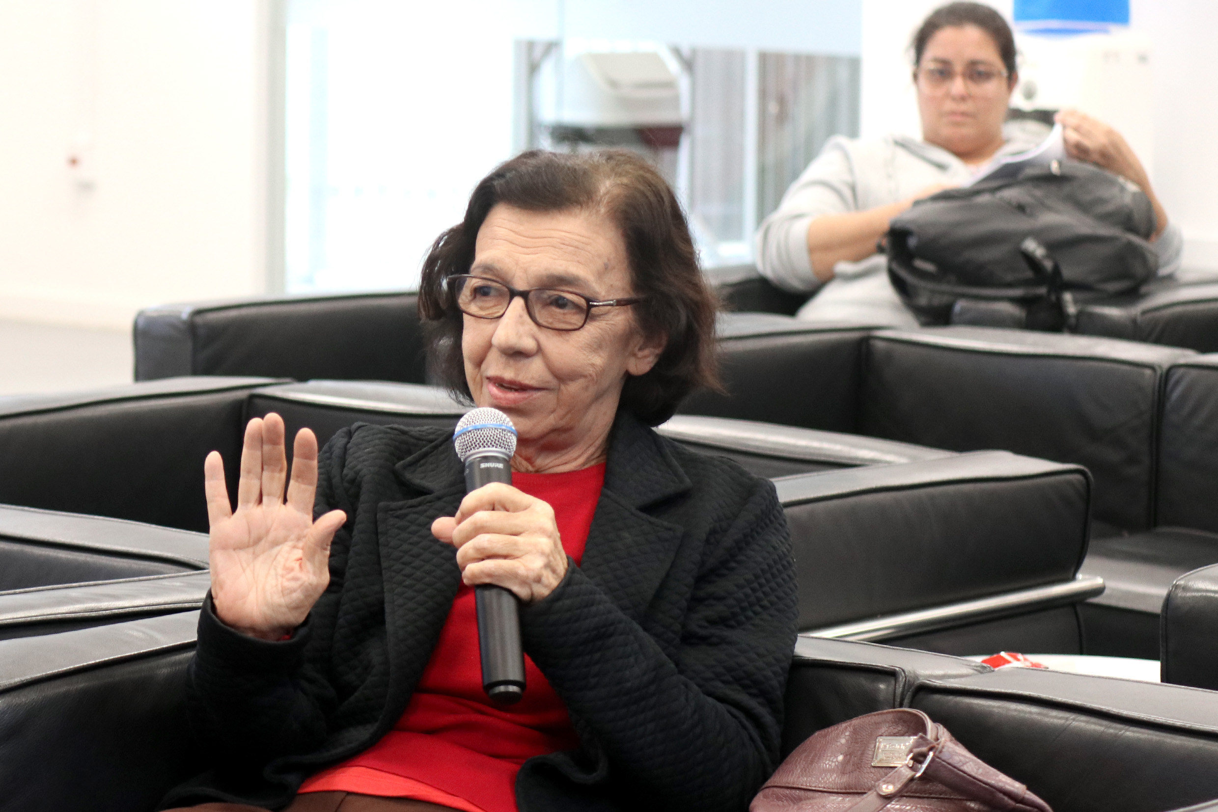 Participante do público faz perguntas durante o debate