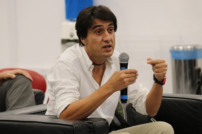Jesús Manuel González Pérez faz perguntas à expositora