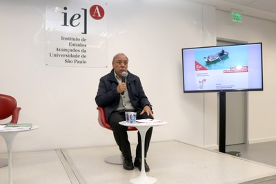 Gildo Magalhães dos Santos abre o evento e apresenta o expositor