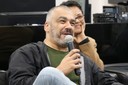 Participante do público faz perguntas ao expositor