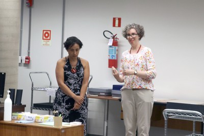 Elisabete Ribas recebe os participantes no Instituto de Estudos Brasileiros e explica o processo de conservação e arquivo dos documentos