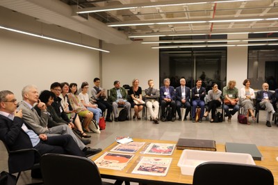 Os participantes ouvem explicação sobre o processo de conservação dos acervos durante visita ao Instituto de Estudos Brasileiros  