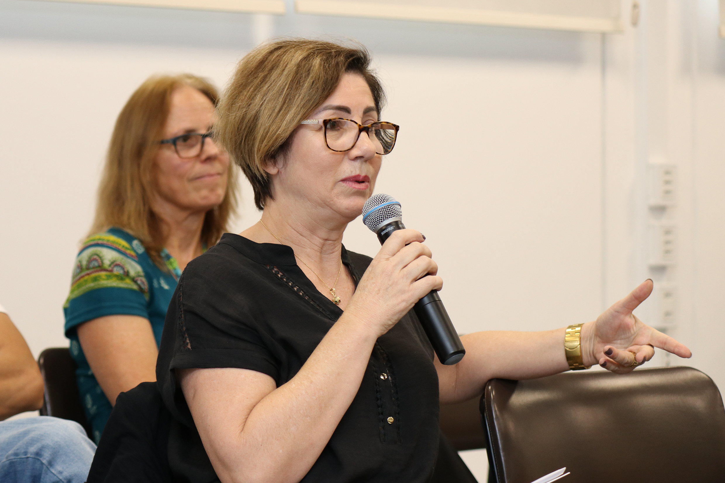 Silvia Zanirato faz perguntas durante o debate