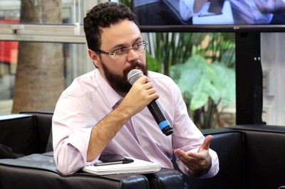 Fábio Gomes dos Santos faz perguntas aos expositores durante o debate