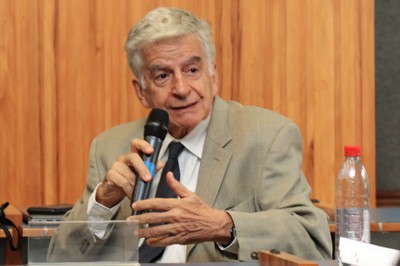 Ennio Candotti fala durante o debate