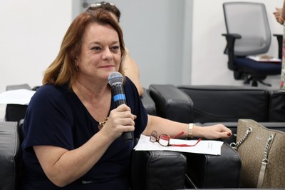 Márcia Valéria Zamboni Gobbi fala durante o debate