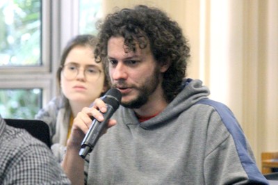 Participante do público faz perguntas durante o debate