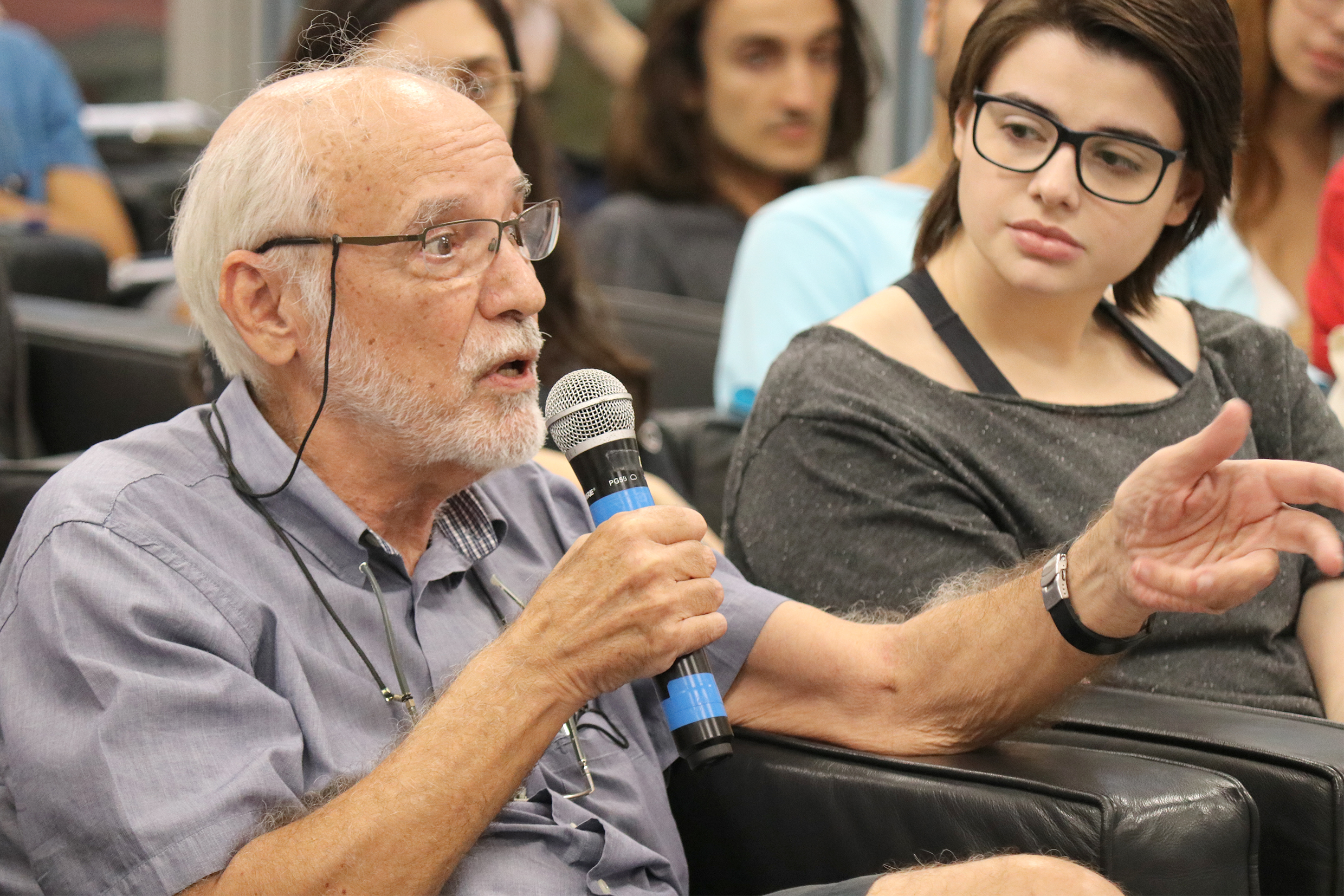 Marcos Barbosa de Oliveira fala durante o debate