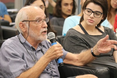 Marcos Barbosa de Oliveira fala durante o debate