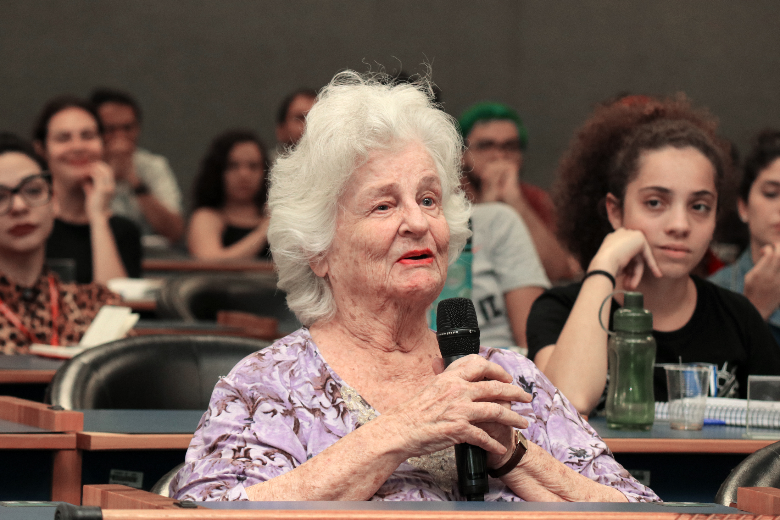 Participante do público fala durante o debate - 09/08/2019
