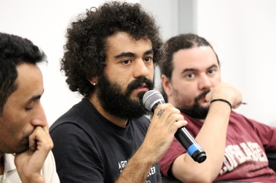 Participante do público faz perguntas aos expositores