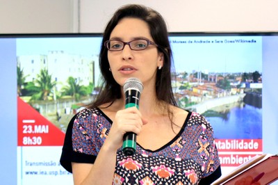 Amanda Silveira Carbone abre o evento e explica a dinâmica dos debates