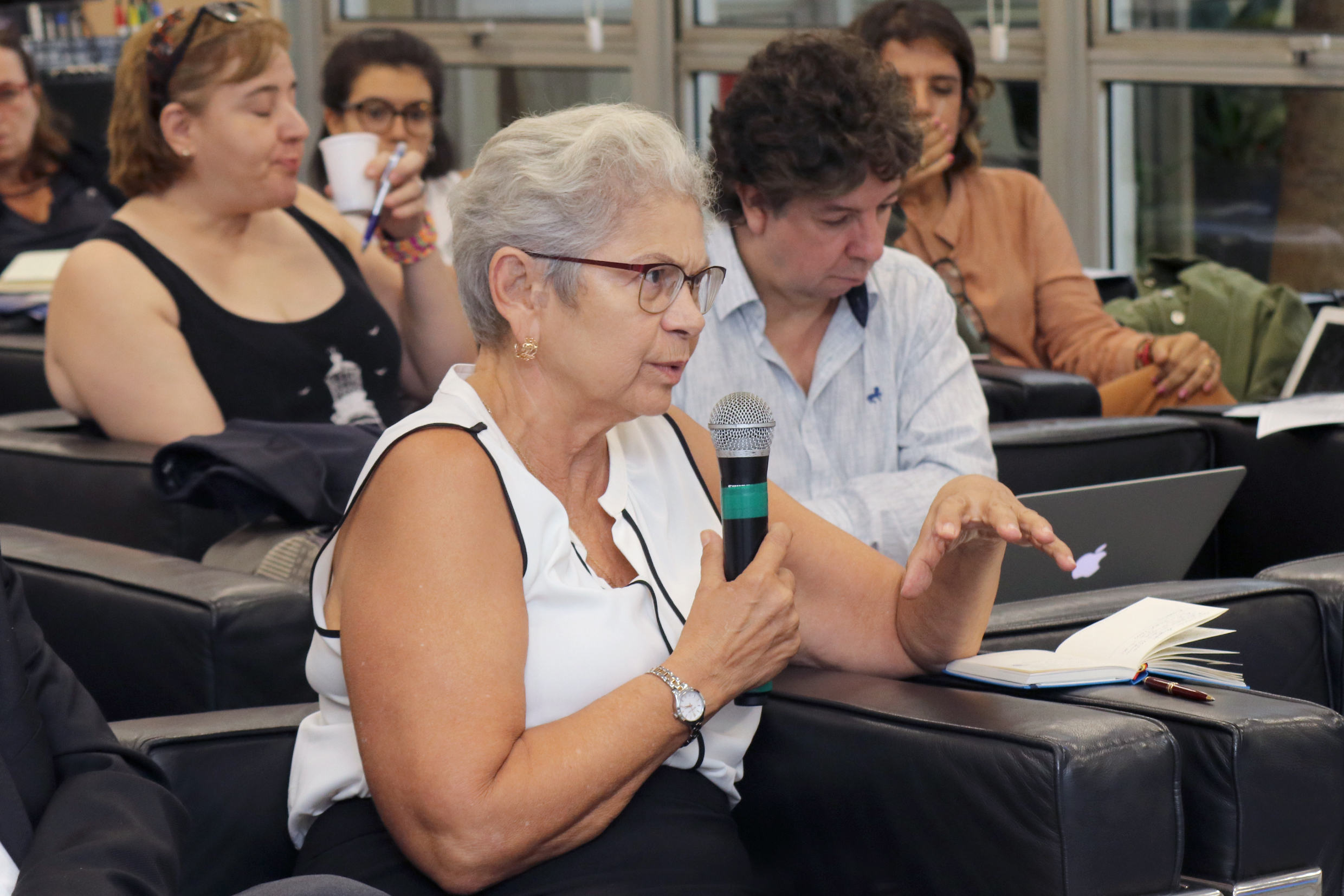 Maria do Carmo Sobral fala durante o debate - 22/04/2019