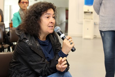 Ana Flávia Borges Badue faz perguntas aos expositores