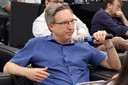 Participante do público faz perguntas durante o debate