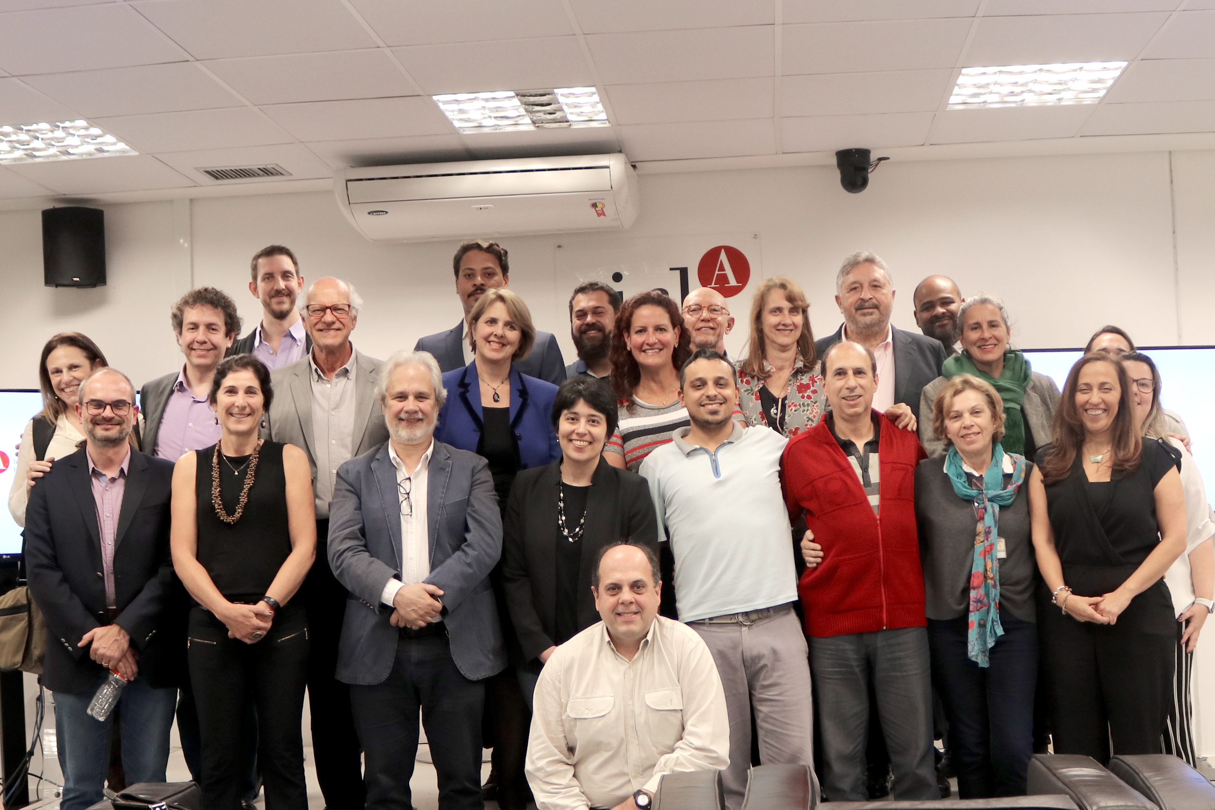 Foto de encerramento com membros do Programa Cidades Globais e participantes