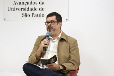 Carlos Orsi abre o evento e apresenta o expositor