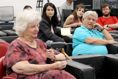 Lia Queiroz do Amaral fala durante o debate