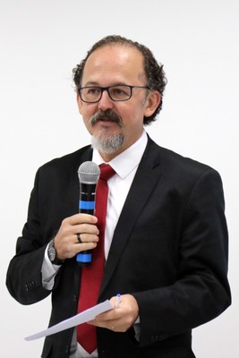 Rogério Arantes apresenta os expositores