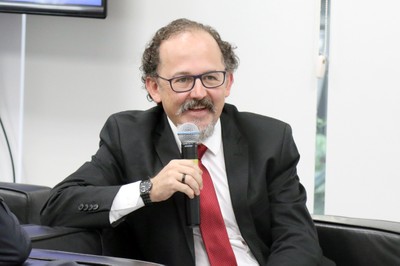 Rogério Arantes fala durante o debate