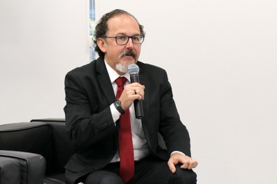 Rogério Arantes faz perguntas aos expositores