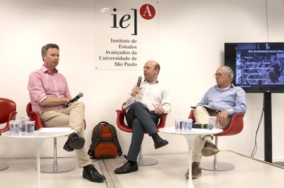 Iain Walker, Sérgio Fausto e José Álvaro Moisés  