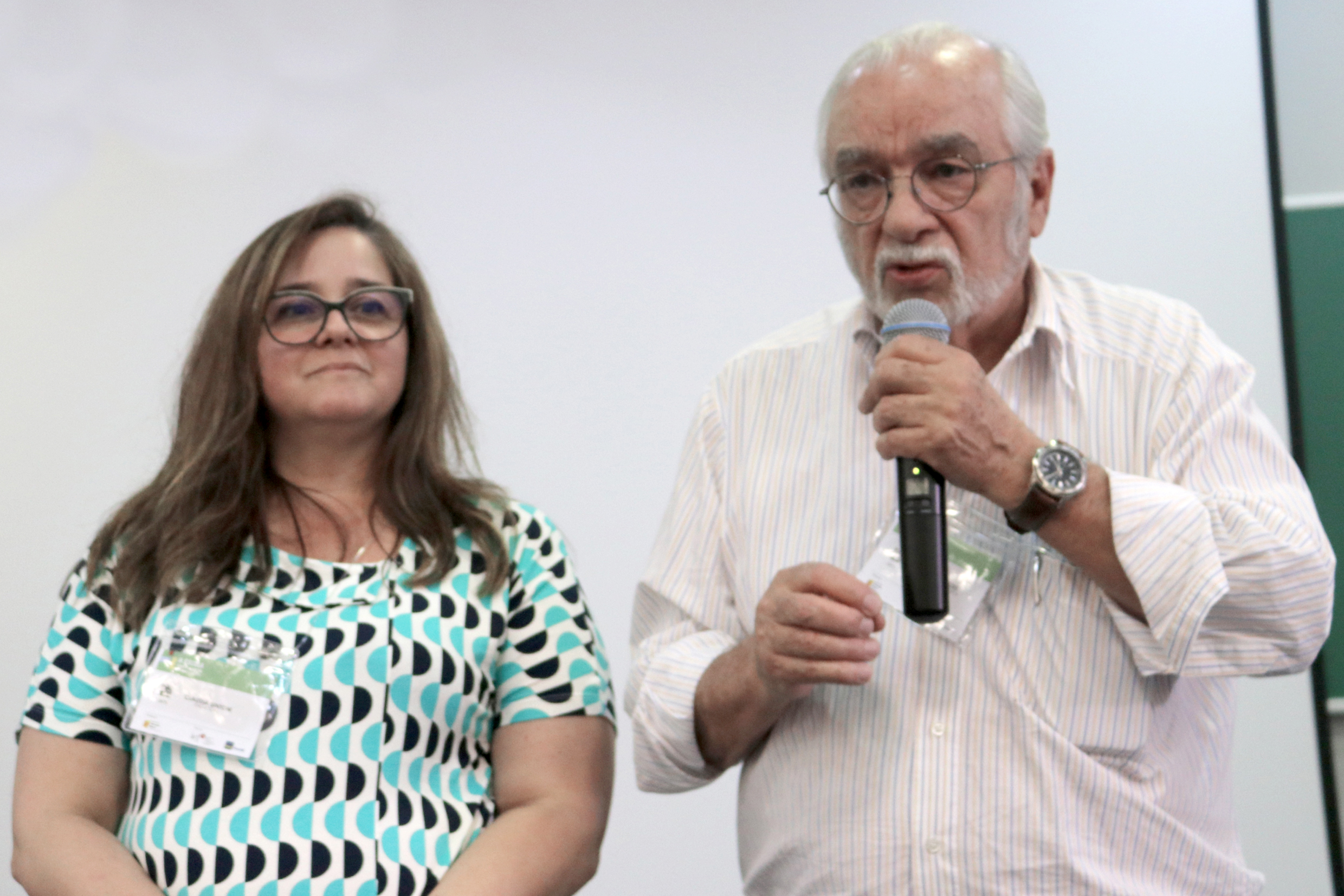 Cláudia Sintoni e Luiz Carlos de Menezes, coordenadores do Grupo Temático "Escola, família e comunidade" 
