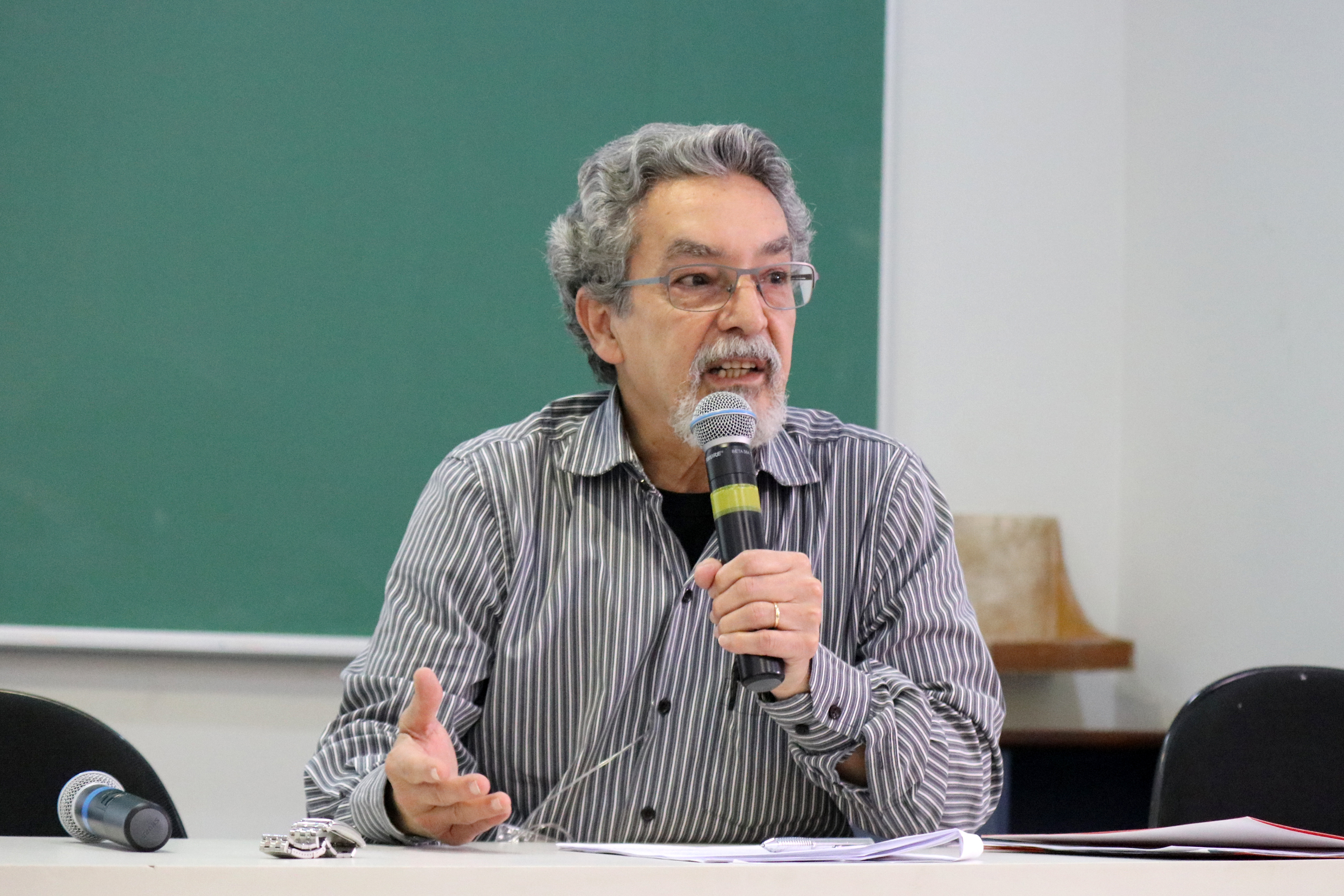 Nílson José Machado abre a segunda parte do evento para apresentação dos Grupos temáticos 