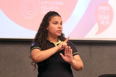 Fernanda de Assis da Silva Simões, tradutora de libras