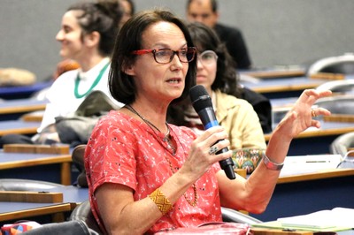 Elsje Maria Lagrou faz perguntas ao expositor durante o debate