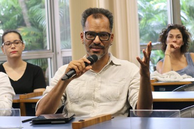 Rommulo Vieira Conceição faz perguntas durante o debate