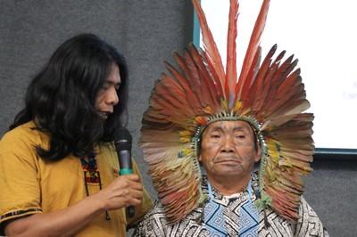 Carlos Papá, pajé Guarani, dá as boas vindas ao pajé Huni-Kuin Dua Busê