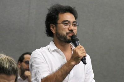 Victor Uehara Kanashiro faz perguntas aos expositores