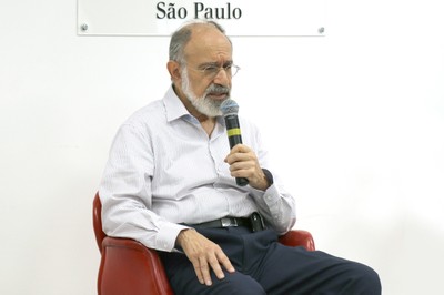 Guilherme Ary Plonski abre o evento e apresenta a expositora