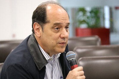 Eugênio Bucci fala durante o debate