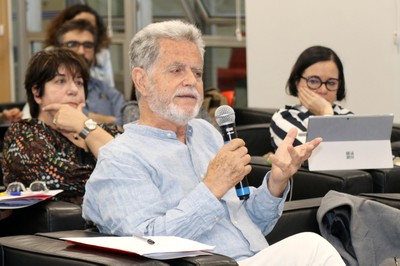 José Luis Gómez-Ordóñez faz perguntas durante o debate