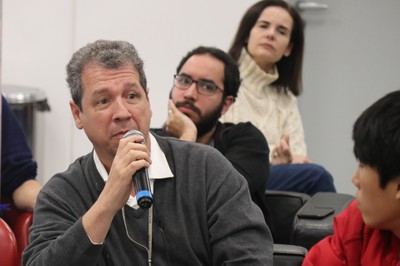 Jaime Simão Sichman fala durante o debate