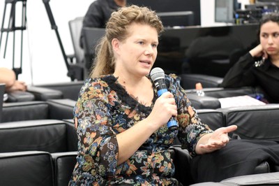 Brigitte Weiffen faz perguntas durante o debate