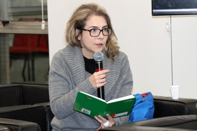 Lívia Santiago Moreira fala durante o debate