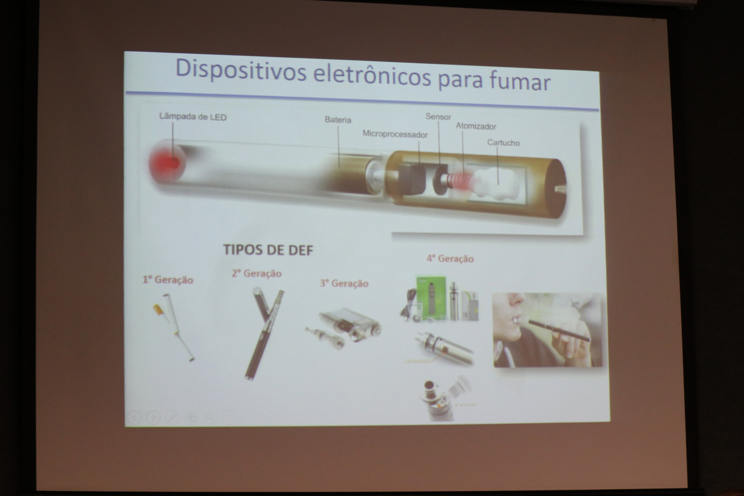 Detalhe da apresentação de Sandra Farsky, mostra cigarro eletrônico
