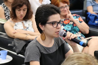 Participante do público faz pergunta durante o debate