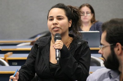 Participante do público faz perguntas durante o debate