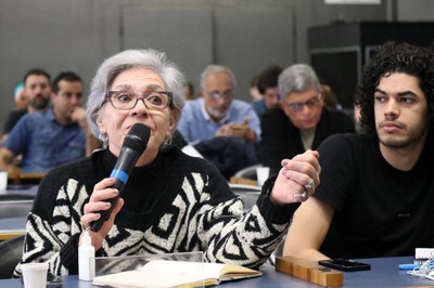 Participante do público faz perguntas durante o debate - 16/08/2019