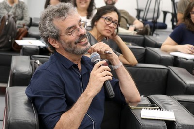 José Ricardo Ayres fala durante o debate