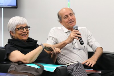 Naomar de Almeida Filho fala durante o debate