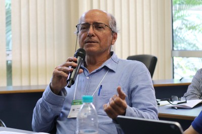 Naomar de Almeida Filho fala durante o debate
